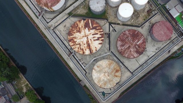 <p>
	Резервоарите за съхранение на гориво в обект на PT Pertamina над пристанище Tanjung Priok в Джакарта, Индонезия. <em>Снимка: Dimas Ardian/Bloomberg</em></p>
