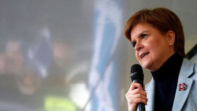 <p>
	Първият министър на Шотландия Никола Стърджън по време на днешната демонстрация. <em>Снимка: Ройтерс</em></p>
