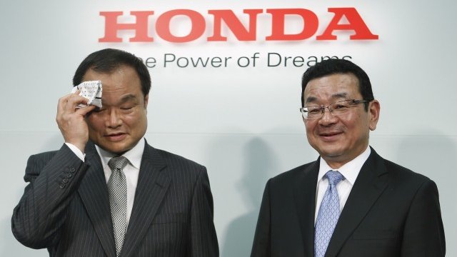 <p>
	Таканобу Ито (вдясно) и наследникът на поста му Такахиро Хачиго. <em>Снимка: Ройтрес</em></p>
