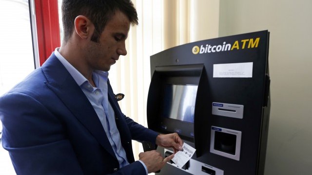 <p>
	Георге Ротариу представя първия банкомат за биткойни в Румъния. <em>Снимка: Ройтерс</em></p>
