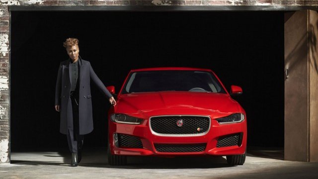 <p>
	Емели Санде е едно от рекламните лица на модела. <em>Снимка: Jaguar</em></p>
