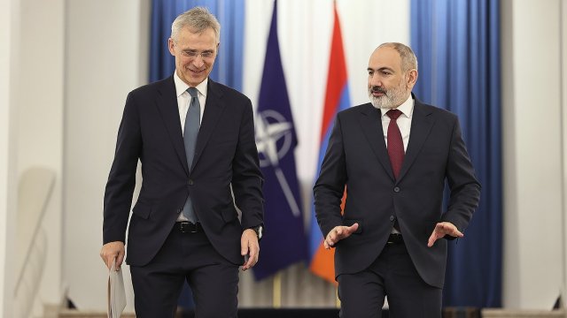 Министър-председателят на Армения Никол Пашинян (вдясно) и генералният секретар на НАТО Йенс Столтенберг (вляво) на съвместна пресконференция след срещата им в Ереван. Снимка: БГНЕС/Пресслужба на правителството на Армения