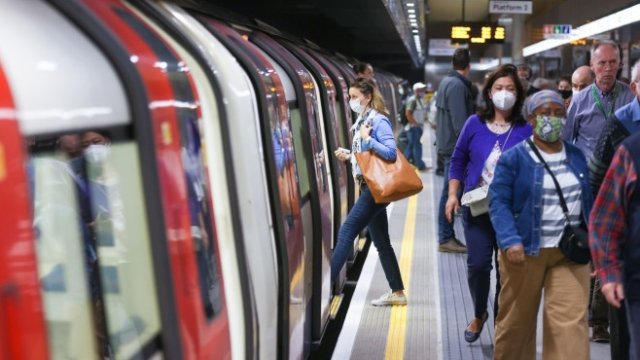 <p>
	Великобритания избра да не въвежда отново задължително носене на маски за лице в обществения транспорт, като мрежата на лондонското метро.<em> Снимка:&nbsp;Chris Ratcliffe/Bloomberg</em></p>
