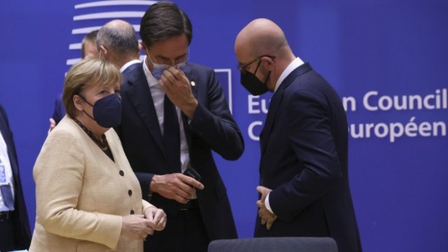 <p>
	Германският канцлер Ангела Меркел (вляво), нидерландският министър-председател Марк Рюте (в) и председателят на Европейския съвет Шарл Мишел участват в среща на върха на лидерите на ЕС.<em> EPA/YVES HERMAN / БАССЕЙН</em></p>
