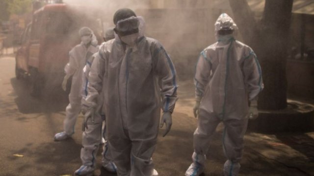 <p>
	Дезинфекция на здравни работници на първа линия в Индия. <em>Снимка: Anindito Mukherjee/Bloomberg</em></p>
