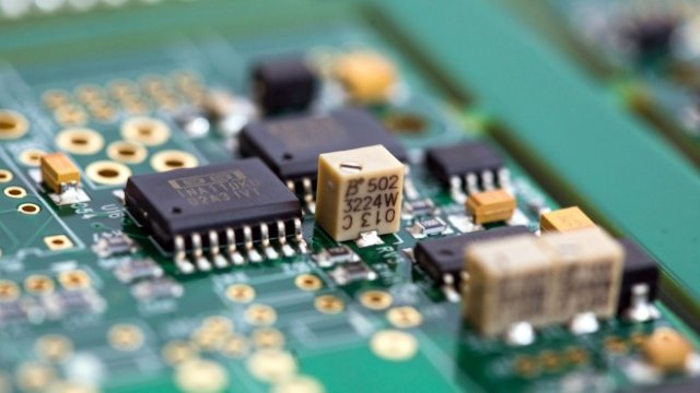 Разпродажбите при технологиите са резултат от ротацията към стойността