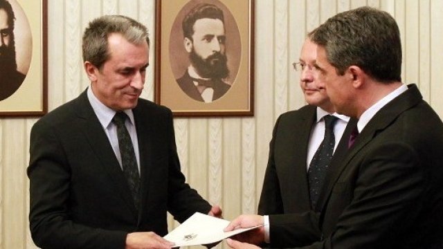 <p>
	Преди година Пламен Орешарски получи мандат за съставяне на правителство от Росен Плевнелиев. <em>Снимка: БТА</em></p>

