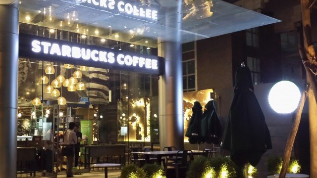 <p>
	Обект на Starbucks в Хо Ши Мин, който е открит през август 2013 г.&nbsp;<em>Снимка: архив Ройтерс</em></p>
