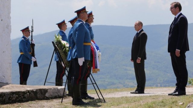 <p>
	<em>Двамата президенти положиха цветя на Нешков връх, където са погребани сърби и българи, загинали в братоубийствената война от 1885 г.&nbsp;</em><em>Снимка: Президнетство на Р България</em></p>
