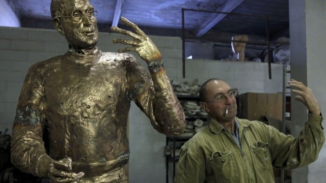 <p>
	Ерно Тот позира артистично до творението си. <em>Снимка: Ройтерс</em></p>
