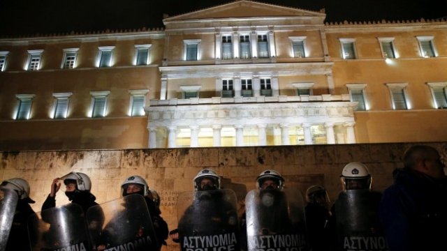 <p>
	<em>Полицаи охраняват сградата на парламента. Снимка: Ройтерс</em></p>
