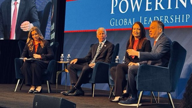 От ляво надясно: Ан Блънцер, изпълнителен директор, Hamm Institute for American Energy; Крис Райт, министър на енергетиката на САЩ; Брук Ролинс, министър на земеделието и Лий Зелдин, ръководител на Агенцията по опазване на околната среда.