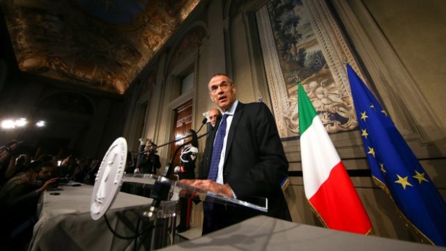 <p>
	Карло Котарели след срещата си днес с италианския президент Серджо Матарела <em>Снимка: Ройтерс</em></p>
