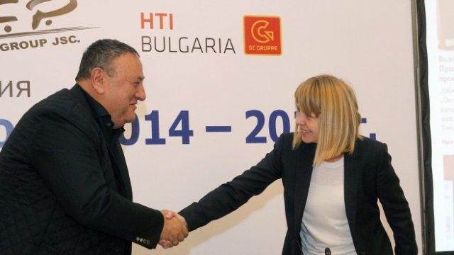 <p>
	Камарата на строителите в България и Българската асоциация по водите организираха осма национална конференция &quot;ОП &quot;Околна среда&quot; и ПРСР 2014 - 2020&quot;. На снимката: инж. Илиян Терзиев, председател на КСБ и кметът на София, Йорданка Фандъкова. <em>Снимка: БТА</em></p>
