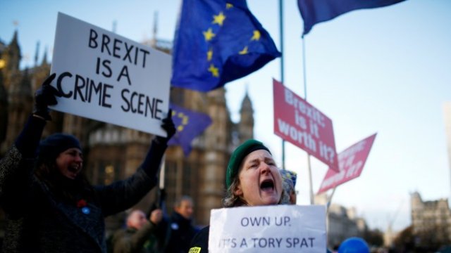<p>
	Протестиращи срещу Brexit пред парламента в Лондон. Снимка: Ройтерс</p>

