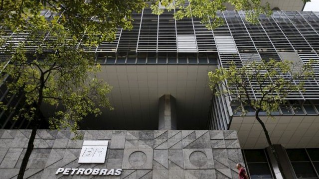 <p>
	Petrobras е принуден да намали инвестициите, за да разполага с пари в брой. <em>Снимка: архив, Ройтерс</em></p>

