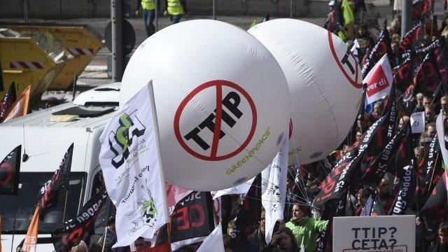 <p>
	Протест срещу споразумението в Хановер, Германия. <em>Снимка: Ройтерс</em></p>
