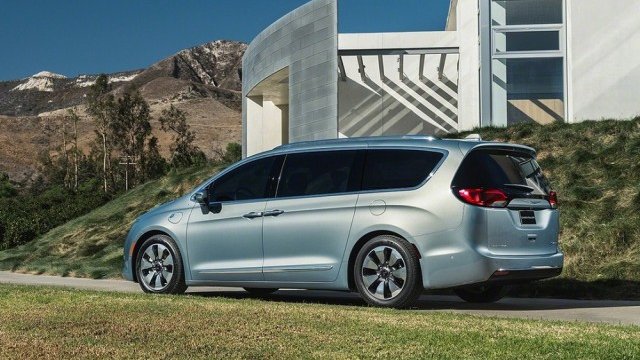 <p>
	<em>Chrysler Pacifica Hybrid. Снимка: FCA</em></p>
