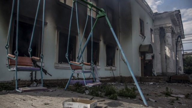 <p>
	Опожареният Дворец на културата след обстрел в Лисичанск, Луганска област, Украйна, 18 юни 2022 г., на пет километра североизточно от Северодонецк. <em>Снимка: EPA/OLEKSANDR RATUSHNIAK</em></p>
