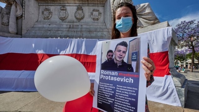 Граждани на Беларус протестират в подкрепа на Протасевич в Португалия през 2021 г. Снимка: Horacio Villalobos-Corbis/Corbis via Getty Images