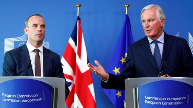 <p>
	Доминик Рааб (вляво) и Мишел Барние (вдясно) по време на срещата си във вторник&nbsp;<em>Снимка: Ройтерс</em></p>
