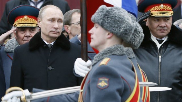 <p>
	Президентът на Русия Владимир Путин и министъра на отбраната Сергей Шойгу по време на честванията на Деня на Отечеството, 23 февруари 2015 г. <em>Снимка: Ройтерс</em></p>
