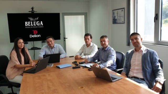 <p>
	Отляво надясно: Петя Тотлякова &ndash; Бранд Мениджър, Делион, Pavel Ulyukaev - Export Director Beluga Group, Sergey Korolev - Export Manager Beluga Group, Желязко Иванов &ndash; Маркетинг мениджър, Делион, Рангел Рангелов &ndash; Мениджър дивизия, Делион</p>
