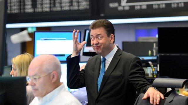 <p>
	Трейдър на пода във Франкфурт. <em>Снимка: Getty Images News</em></p>
