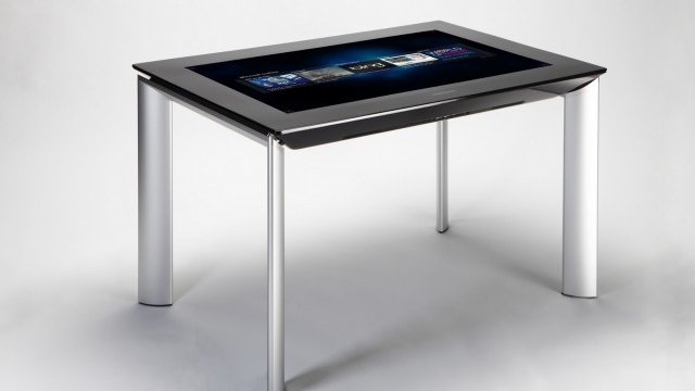 <p>
	<span id="aeaoofnhgocdbnbeljkmbjdmhbcokfdb-mousedown">Голям, шик и скъп - Samsung SUR40 Surface II.<em> Снимкa:&nbsp;</em></span><em>Microsoft</em></p>
