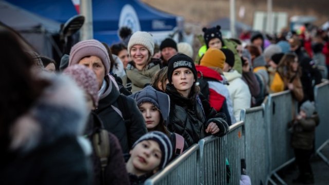 <p>
	<em>Украински бежанци на полската граница. Снимка:&nbsp;Angel Garcia/Bloomberg</em></p>
