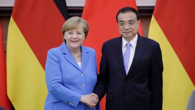 <p>
	Германският канцлер Ангела Меркел и китайският премиер Ли Къцян в Пекин, 24 май 2018 г.<em> Снимка: Ройтерс</em></p>
