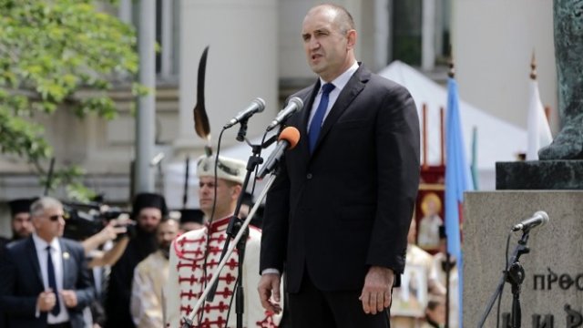 <p>
	С тържествено шествие до паметника на Светите братя Кирил и Методий бе отбелязан Денят на българската просвета и култура и на славянската писменост. <em>Снимка: БТА</em></p>
