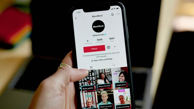 Meta обмисля повече платени функции в Instagram, Facebook и WhatsApp