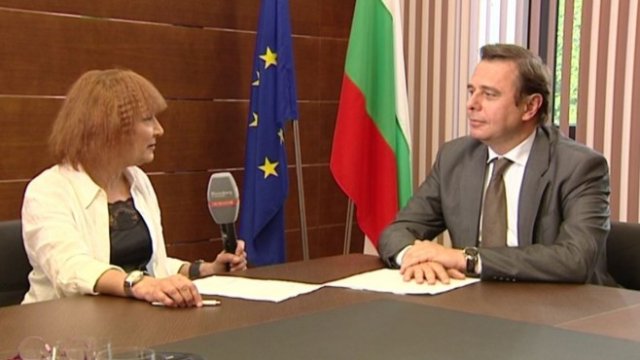 <p>
	Филип Милс (вдясно) и Таня Харизанова.&nbsp;<em>Снимка: Bloomberg TV Bulgaria&nbsp;</em></p>
