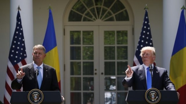 <p>
	Клаус Йоханис (л) и&nbsp;Доналд Тръмп в Белия дом. <em>Снимка: Ройтерс</em></p>
