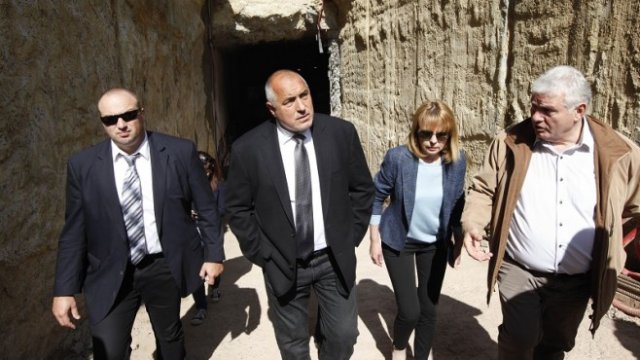 <p>
	Бойко Борисов, Йорданка Фандъкова и директорът на &quot;Метрополитен&quot; Стоян Братоев провериха изграждането на третия лъч на метрото при метростанцията на бул.&quot;Патриарх Евтимий&quot;.<em>Снимка: Олег Попов, Investor Media Group</em></p>
