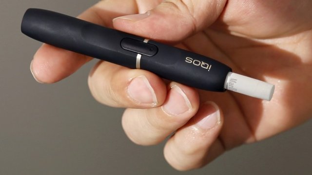 <p>
	Aлтернативният продукт IQOS. <em>Снимка: Ройтерс</em></p>
