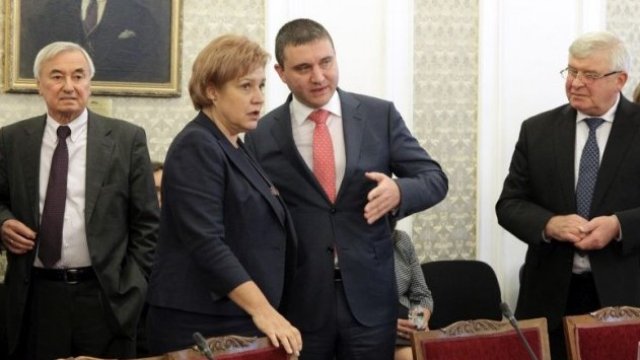<p>
	Менда Стоянова и финансовият министър Владислав Горанов. <em>Снимка: БТА</em></p>

