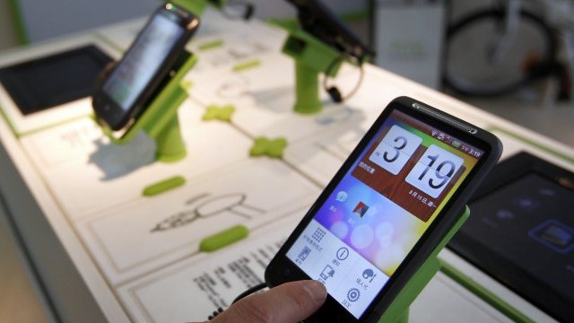 <p>
	Топ предложенията през месеца ще са на Apple, HTC и LG. <em>Снимка: Ройтерс</em></p>
