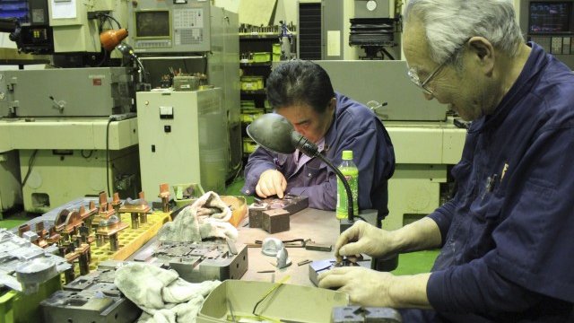 <p>
	Японците работят все по-дълго. <em>Снимка: Ройтерс</em></p>
