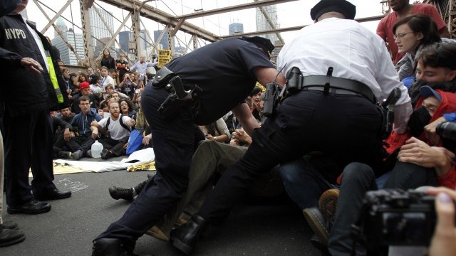 <p>
	Инцидентът на Бруклинския мост вероятно ще привлече към движението хиляди. <em>Снимка: Ройтерс</em></p>
