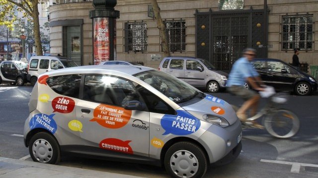 <p>
	Един от автомобилите Bluecar, които ще се движат във френската столица. <em>Снимка: Ройтерс</em></p>
