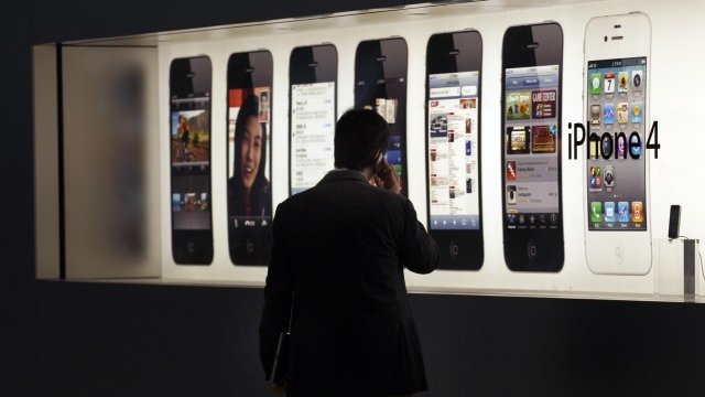 <p>
	Утре се очаква Apple да представи наследника на iPhone 4<em>. Снимка: Ройтерс</em></p>
