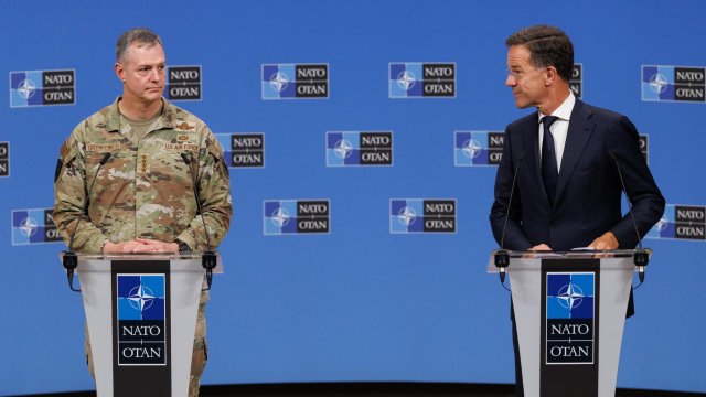 Генералният секретар на НАТО Марк Рюте (вдясно) и върховният главнокомандващ силите на НАТО в Европа ген. Алексъс Гринкевич (вляво). Снимка: EPA/OLIVIER MATTHYS