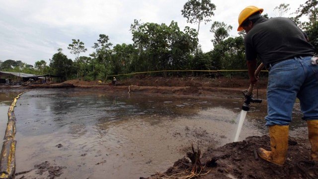 <p>
	Chevron &quot;наследи&quot; екопроблемите по поречието на Амазонка, след като през 2001 г. придоби Texaco. <em>Снимка: Ройтерс</em></p>
