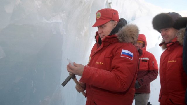 <p>
	Путин и Медведев (вдясно) по време на пътуването до&nbsp;Арктика. <em>Снимка: Ройтерс</em></p>
