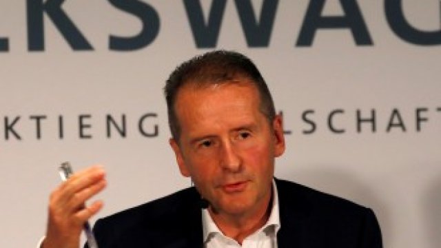 <p>
	Главният изпълнителен директор на Volkswagen Херберт Дийс.&nbsp;<em>Снимка: Ройтерс</em></p>
