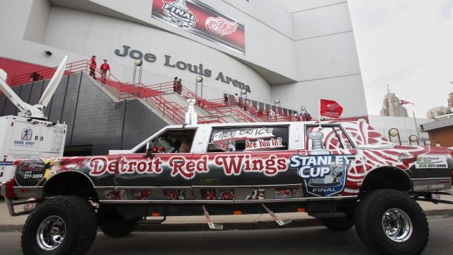 <p>
	Привърженици на Червените крила пред настоящия им дом &quot;Джо Луис Арина&quot;. <em>Снимка: Архив Ройтерс</em></p>
