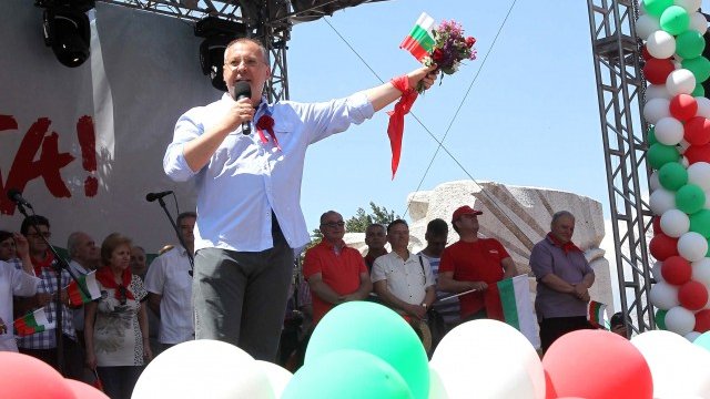 <p>
	Сергей Станишев на Бузлуджа. <em>Снимка: БТА</em></p>
