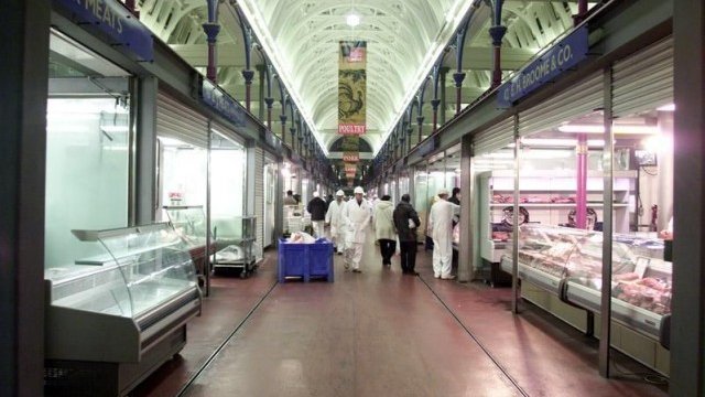 <p>
	Планът за реконструкция предвижда изграждането на ресторанти на приземния етаж и търговски обекти на мястото на стария пазар. <em>Снимка: Ройтерс</em></p>
